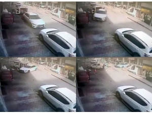 Fren Yerine Gaza Basan Sürücü Önce Araçlara Çarptı Ardından Kaldırıma Çıktı