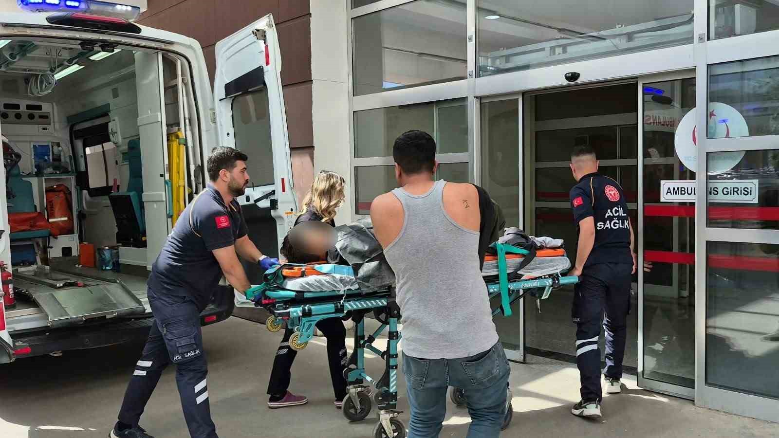 kucuk-cocugun-kullandigi-is-makinesi-devrildi-1-yarali