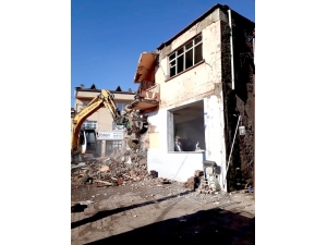 Osmangazi Belediyesi Metruk Binayı Yıktı