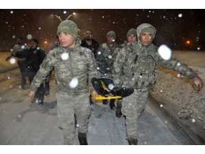 Mehmetçik, Yaralanan Vatandaşı Ambulansa Yetiştirmek İçin Metrelerce Sedyede Taşıdı