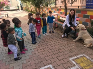 Minikler Öldürülmekle Tehdit Edilen Köpeği Sahiplendi