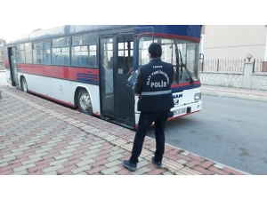 Park Halindeki Servis Otobüsünde Alkol Alıp Teybi Çaldılar
