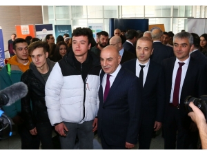 Keçiören’deki Kariyer Fuarına 35 Üniversite, 7 Bin Öğrenci Katıldı