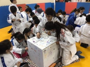 Minik Judocular Soğukta Kalan Kediler İçin Harçlıklarıyla Kedi Evi Yaptırdı