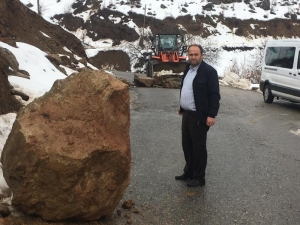 Aşırı Yağışlar Kaya Parçasını Yerinden Oynattı, Köy Yolu Ulaşıma Kapandı