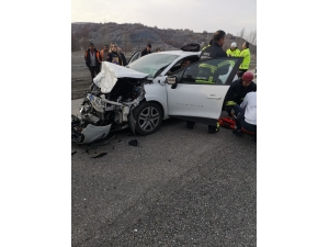 Çorum’da Otomobil Traktöre Çarptı: 2’si Ağır 3 Yaralı