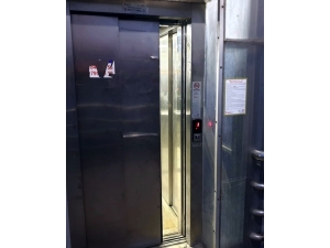 Tren Yolu Üst Geçidindeki Asansörü Tekmeleyerek Bozdular