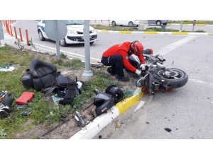Burhaniye’de Motosiklet İle Araç Çarpıştı: 2 Yaralı