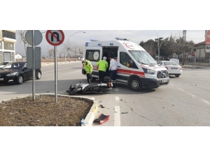 Kamyona Çarpan Motosiklet Sürücüsü Ölümden Döndü