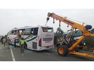 Hindistan’da Tır Yolcu Otobüsüne Çarptı: 20 Ölü