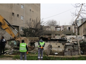 Kartal’da Metruk Yapıların Yıkımı Devam Ediyor