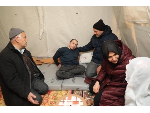 Kaldırım Çifti, Çadırda Kalan Depremzedeleri Ziyaret Etti