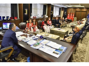 Bursa Kılıç Kalkan Oyununu Öğrenen Koreli Gençlerden Nefes Kesen Gösteri