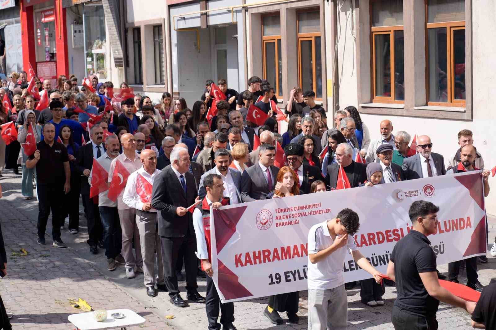artvin-de-gaziler-gunu-kapsaminda-kortej-yuruyusu-duzenlendi