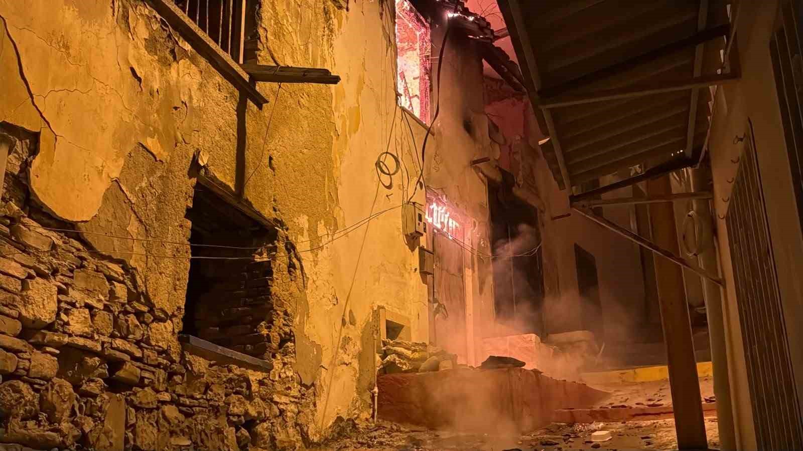kusadasi-nda-gece-yarisi-korkutan-yangin-yanlis-parklar-itfaiyeyi-geciktirdi