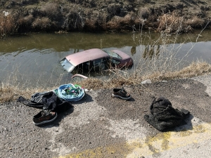 Sulama Kanalına Uçan Otomobildeki Anne Ve Çocuğunu Genç Adam Kurtardı