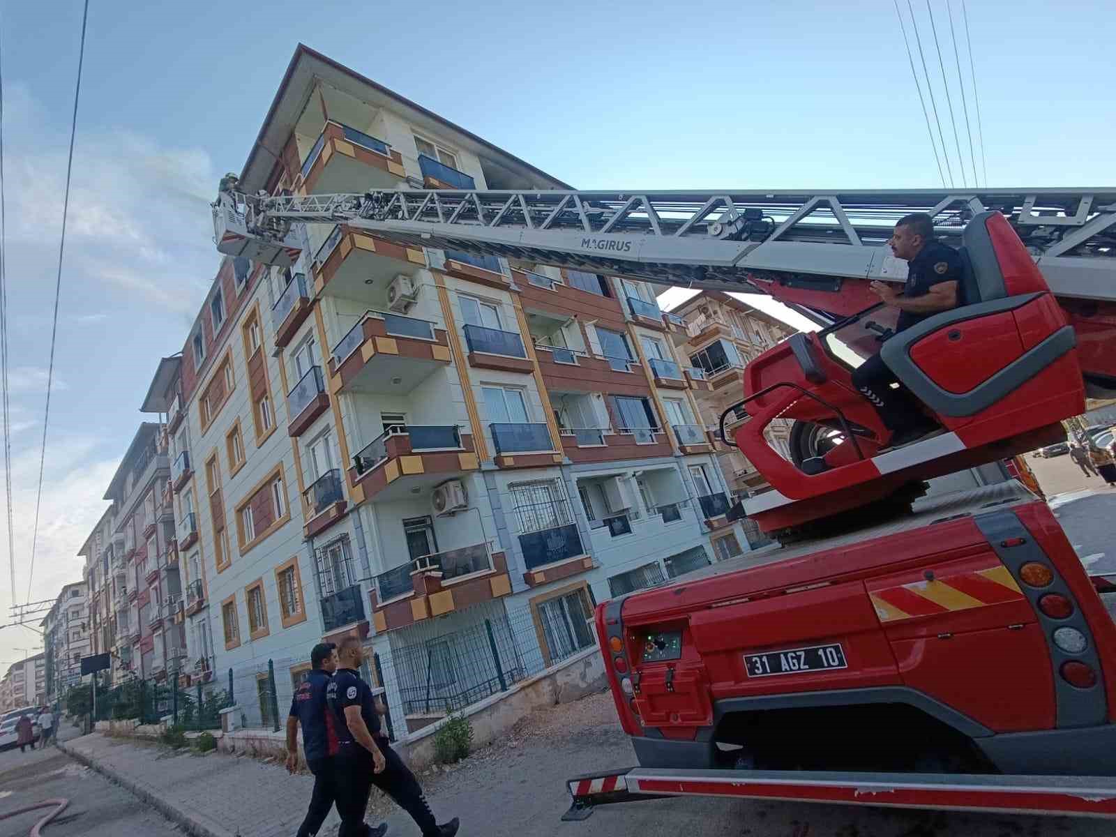 prizden-cikan-yanginda-5-kisilik-ailenin-yasadigi-ev-alevlere-teslim-oldu