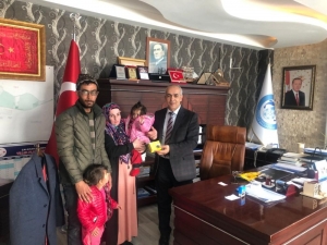 Başkan Ensari’den Minik Kıza İşitme Cihazı