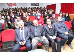 Başkan Kariyer Günü’nde Gençlerin Yanında