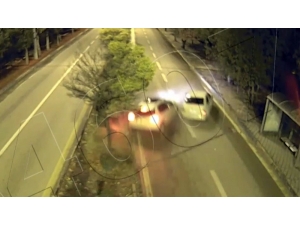 Bulvar Yolunda Yarış Yapan Trafik Magandalarının Kaza Anı Kamerada