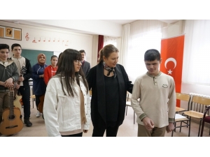 Sanatçı Hakan Altun, Engelli Öğrencilere Org Gönderdi