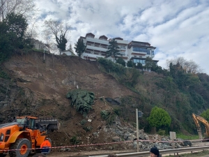 Sahil Yolundaki Heyelan Temizleniyor