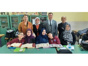 Anne Ve Oğul Birlikte Kur’an-ı Kerim Öğreniyor