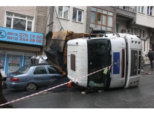 Gaziosmanpaşa’da Devrilen İbb’nin Asfalt Kamyonu Kaldırıldı