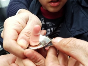 Parmağı Su Matarasına Sıkışan Çocuğu İtfaiye Ekipleri Kurtardı