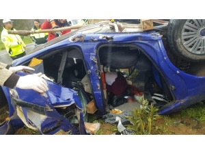 Edremit’te Sürücü Elektrik Direğini Yerinden Söktü