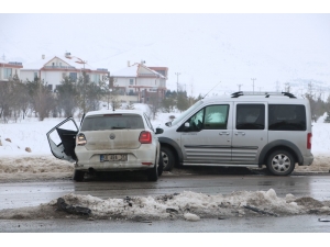 Sivas’ta Zincirleme Trafik Kazası: 2 Yaralı