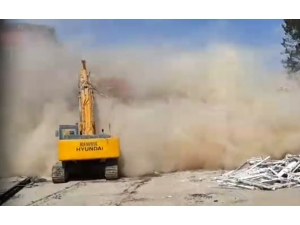 Depremin Hasar Verdiği Okul, Kontrollü Olarak Böyle Yıkıldı