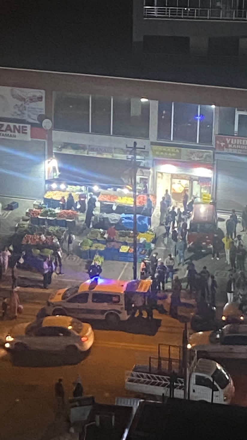 manav-esnafi-arasinda-sopali-kavga-o-anlar-kamerada