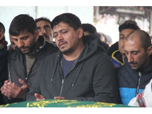 İzmir’de Öldürülen Genç Gözyaşlarıyla Defnedildi