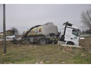 Yoldan Çıkan Yağ Yüklü Tanker Elektrik Direğine Çarptı: 1 Yaralı