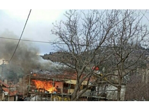 Denizli’de İki Katlı Ev Alev Alev Yandı