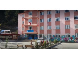 Çamlıyayla’da 20 Öğrenci Gıda Zehirlenmesi Şüphesiyle Hastaneye Kaldırıldı