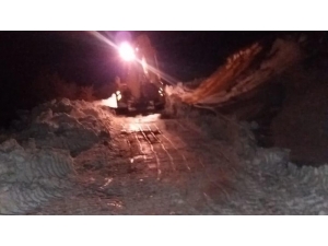 Traktörüyle Kara Saplanan Kişi Donmaktan Kurtarıldı