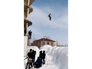 Çocukların Tehlikeli Kar Oyunu