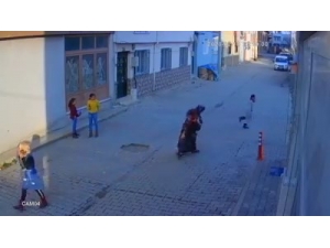 Bursa’da Sokak Ortasında 5 Yaşındaki Oğlunu Evire Çevire Dövdü