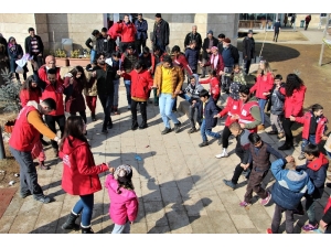 Gönüllüler, Çocukların Depremin Etkisinden Kurtulmasına Aracılık Ediyor