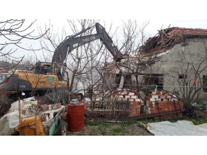 Manisa’da Ağır Hasarlı Evlerin Yıkımı Devam Ediyor