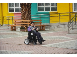 Engelli Öğrencinin Tekerlekli Sandalye Sevinci