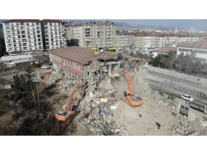 Elazığ’da Depremde Hasar Gören 50 Yıllık Okullar Yıkılıyor