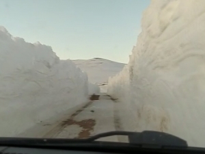 2 Metreyi Bulan Kar Yolda Tünel Oluşturdu