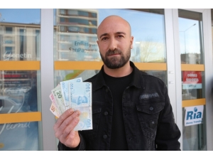 Atm’nin Verdiği Fazla Paraları Bankaya İade Etti