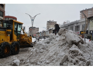 Hakkari’deki Kar Yığınları Kent Dışına Çıkartılıyor