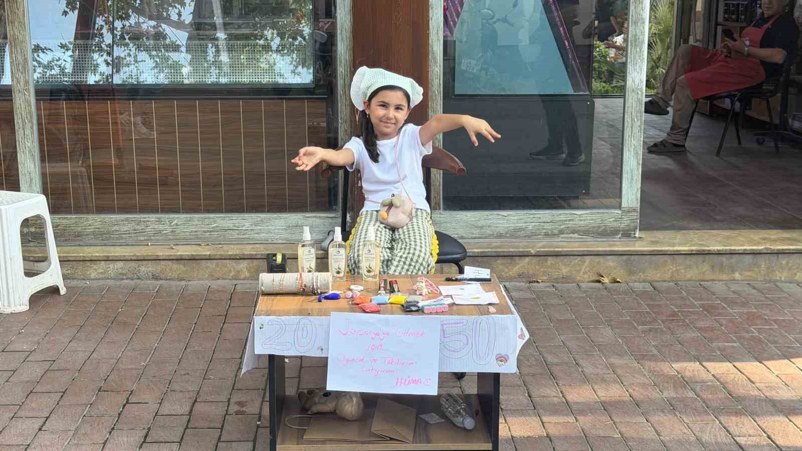 japonya-ya-gitmek-icin-oyuncak-ve-takilarini-satisa-cikardi