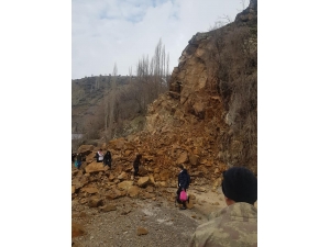 Heyelan Köy Yolunu Ulaşıma Kapattı