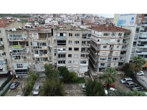 İzmir’de Yan Yatan Bina Tahliye Ediliyor